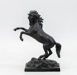 Скульптура «Играющий конь»