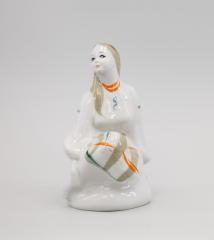 Скульптура «Сидящая девушка в сарафане»