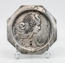 Декоративная тарелка с женским профилем в стиле Ар-Нуво
