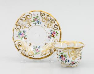 Чайная пара с росписью золотом и небольшими букетиками цветов