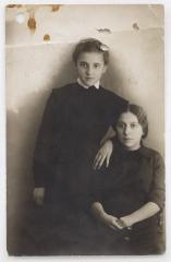 Оригинальная фотография с юными Анной и Надеждой Аллилуевой