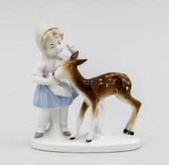 Скульптура «Девочка с олененком»
