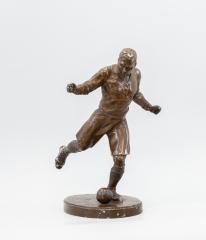 Скульптурная композиция "Футболист, заносящий ногу для удара по мячу"