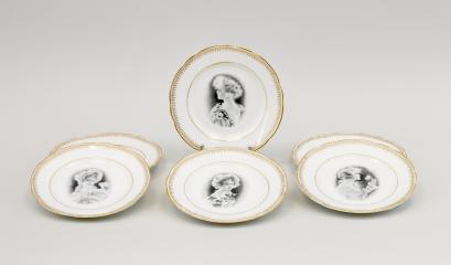 6 десертных тарелки с портретами дам