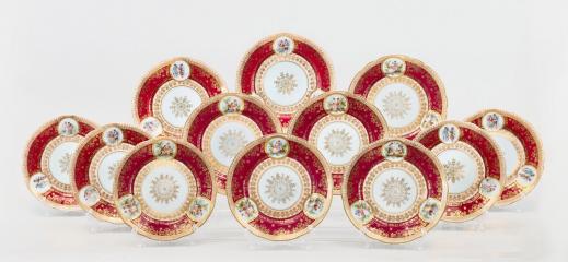 12 пирожковых тарелок с галантными сценами в медальонах.