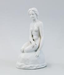 Скульптура "Голая дева на камне"