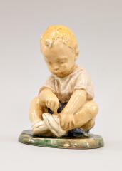 Скульптура "Малыш, завязывающий шнурки"