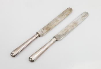 Два столовых ножа с гравированной монограммой фирмы К. Фаберже