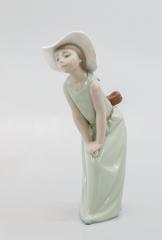 Статуэтка «Любопытная девушка в соломенной шляпке»