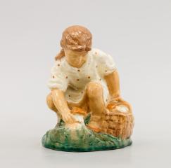 Скульптура "Девочка, собирающая грибы в корзину"