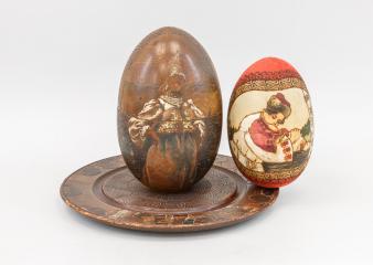 Два декоративных пасхальных яйца на подставке