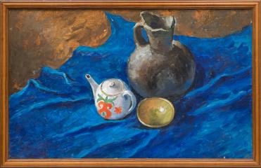 Натюрморт "Кувшин, чайник, пиала на синем фоне"