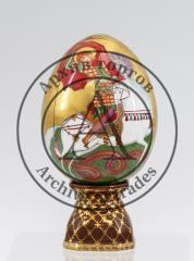 Фарфоровое яйцо «Святой Георгий» на подставке.