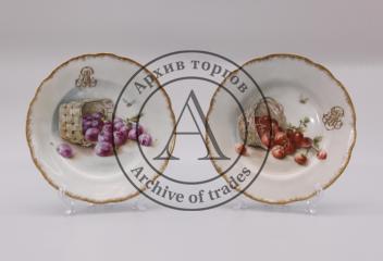 Пара десертных тарелок: сливы и вишни