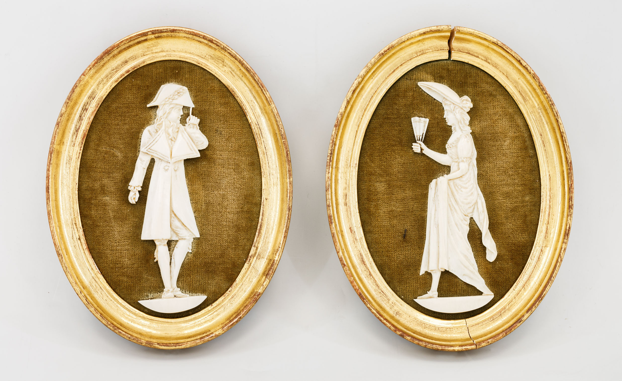 Парные медальоны с профильным изображением "Кавалера" и "Дамы" на кости