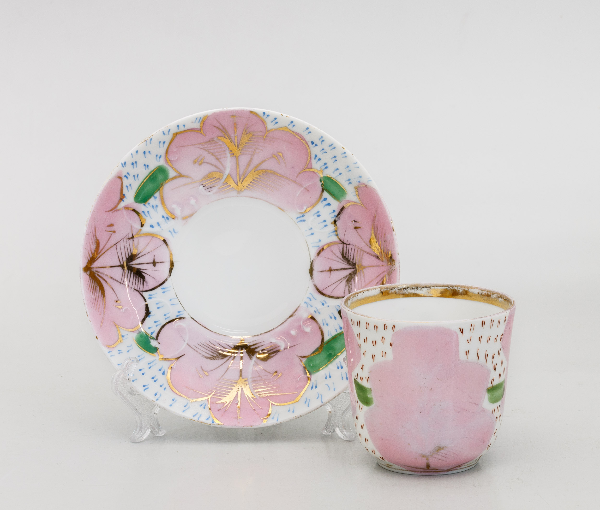 Чайная пара с розовыми цветами.
