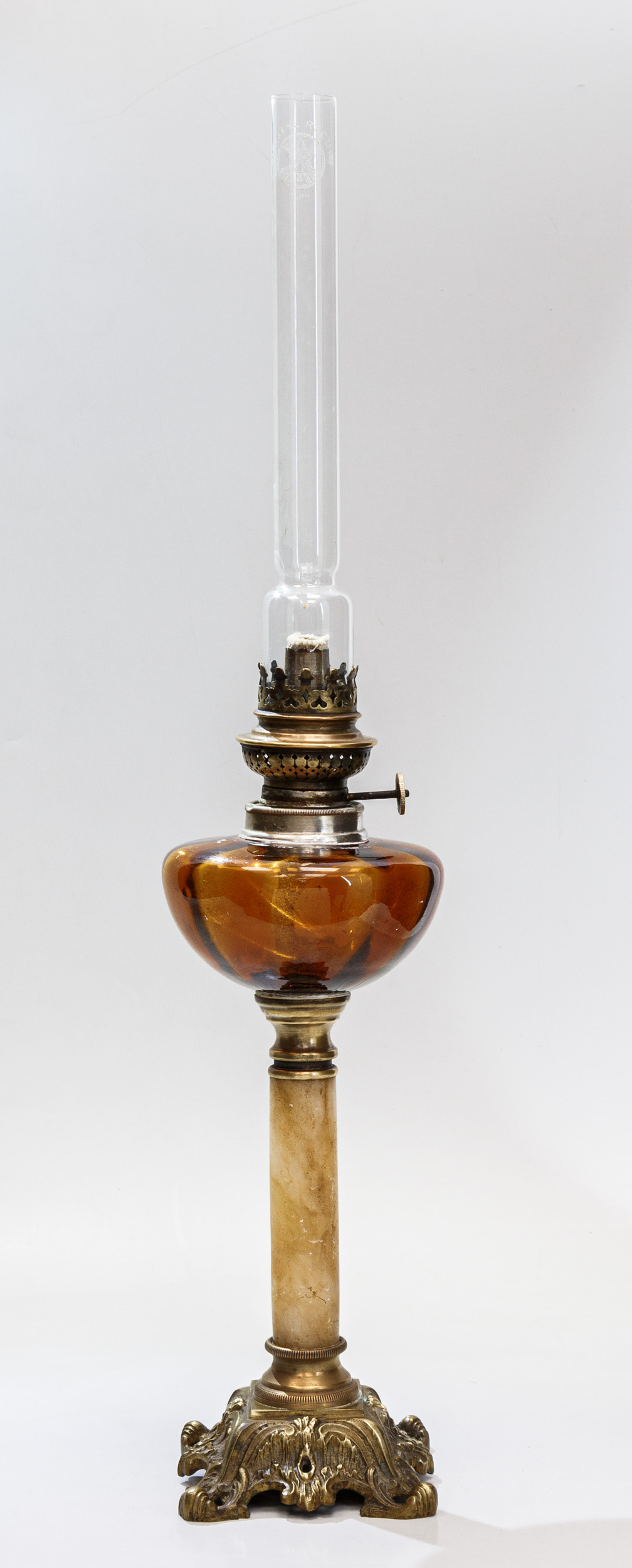 Керосиновая лампа невысокая, на ножке, декорированной светлым ониксом
