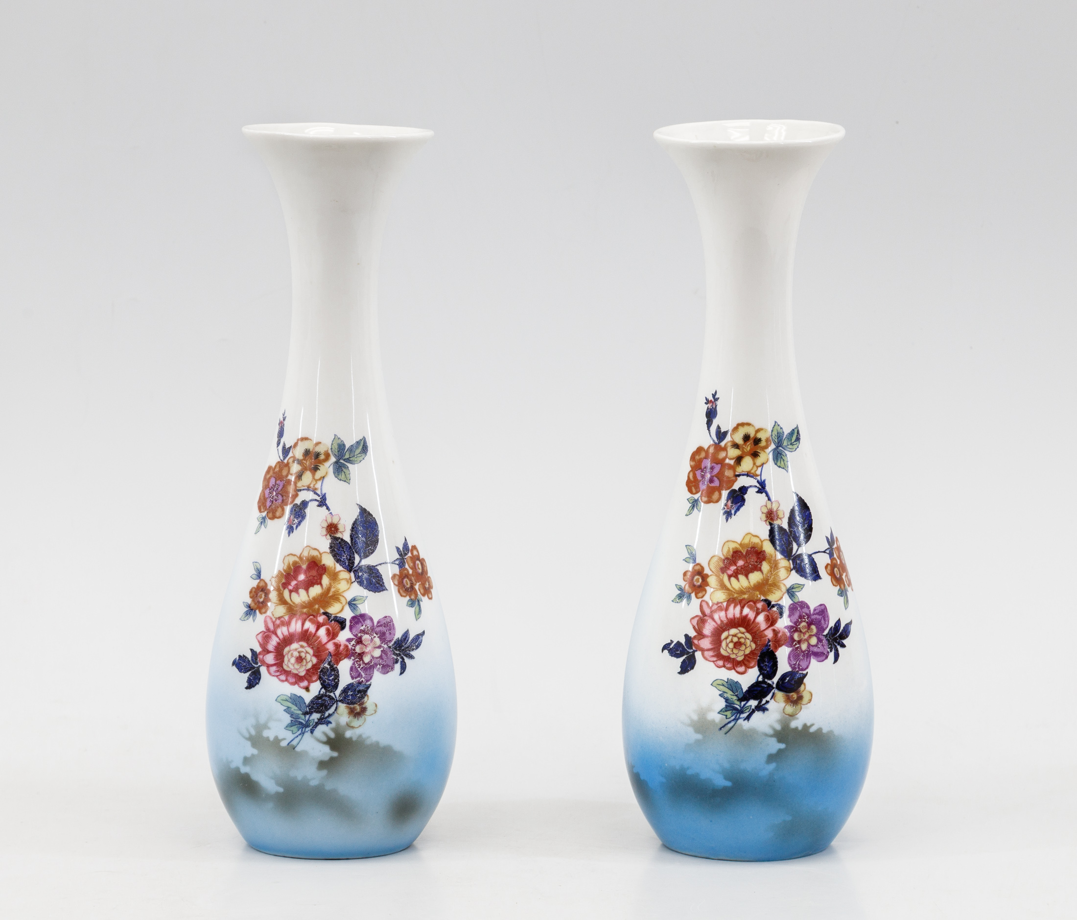 Парные вазы с цветочным орнаментом