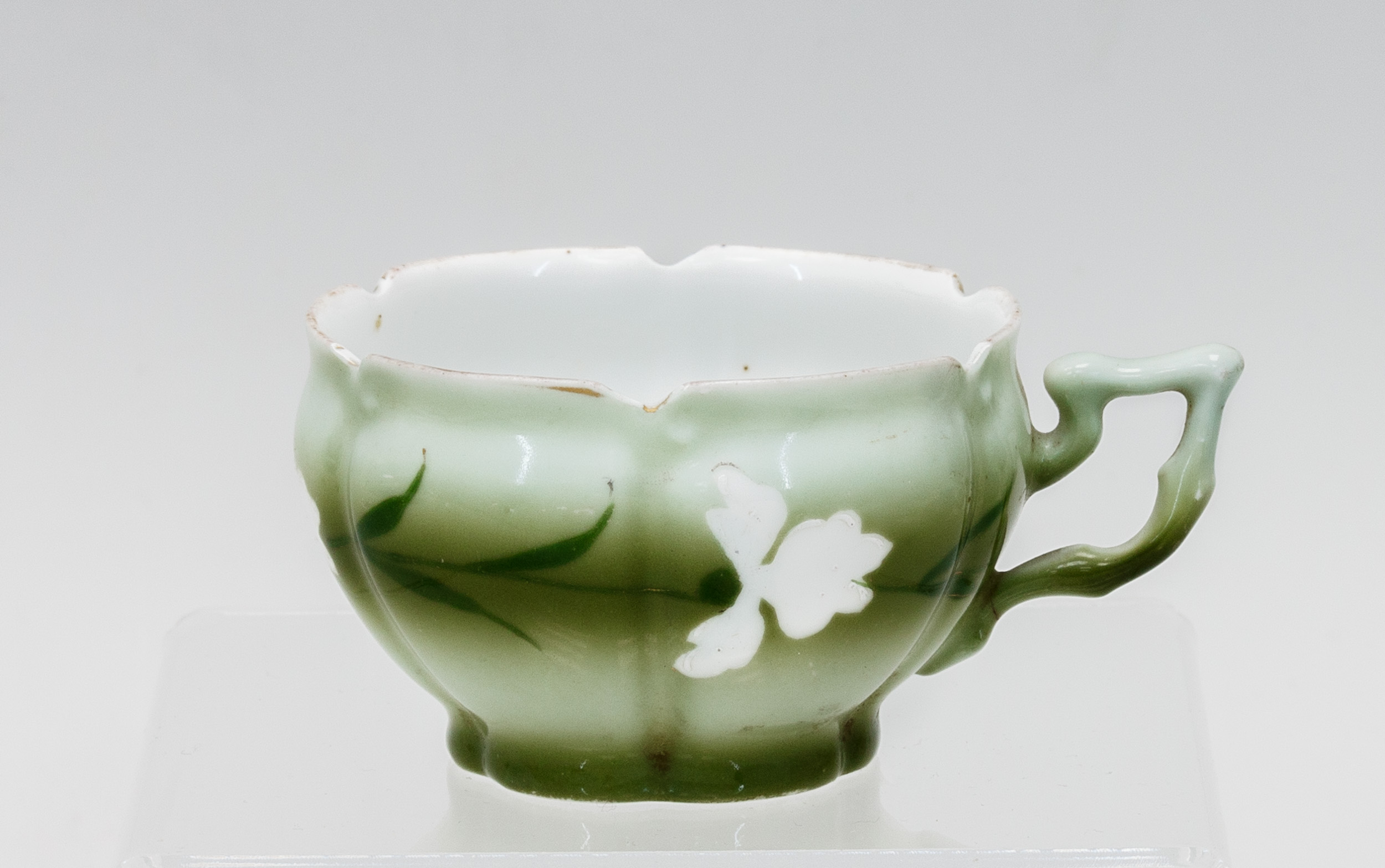 Чашка с зеленым крытьем и изображением белых ирисов