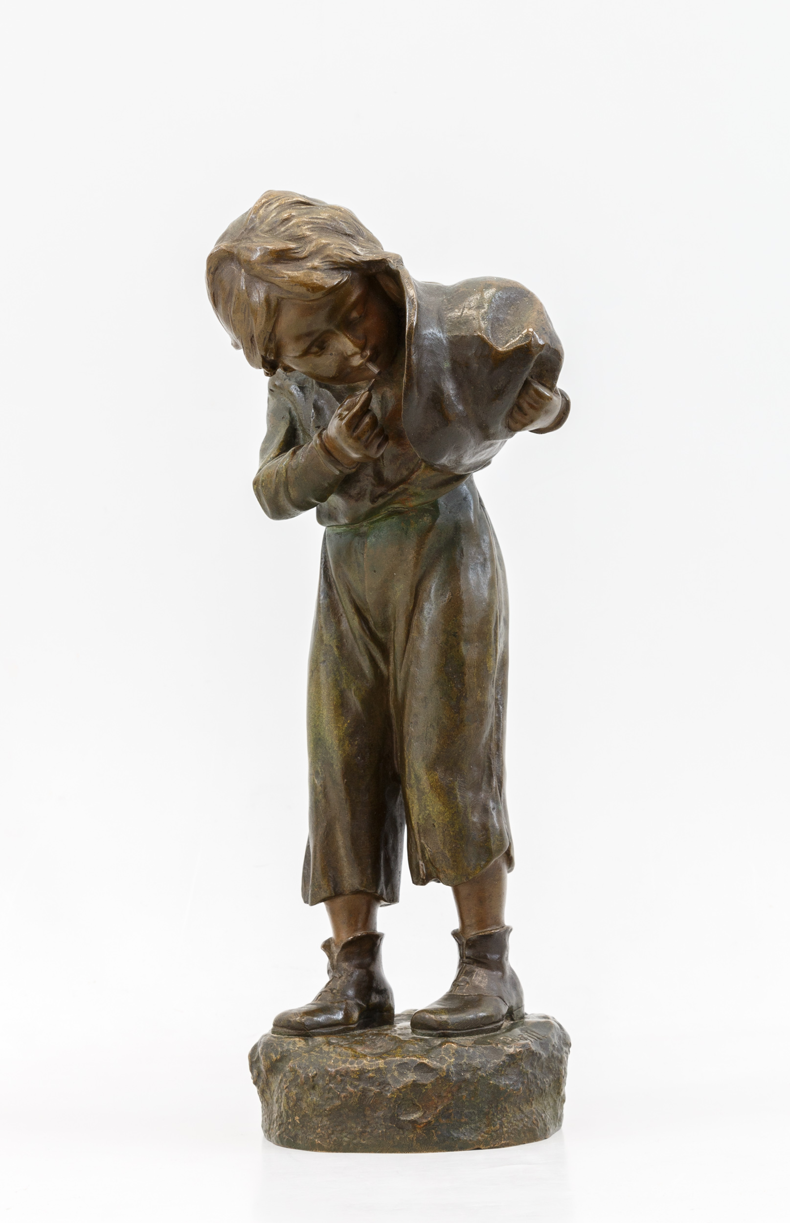 Скульптура «Закуривающий мальчик».