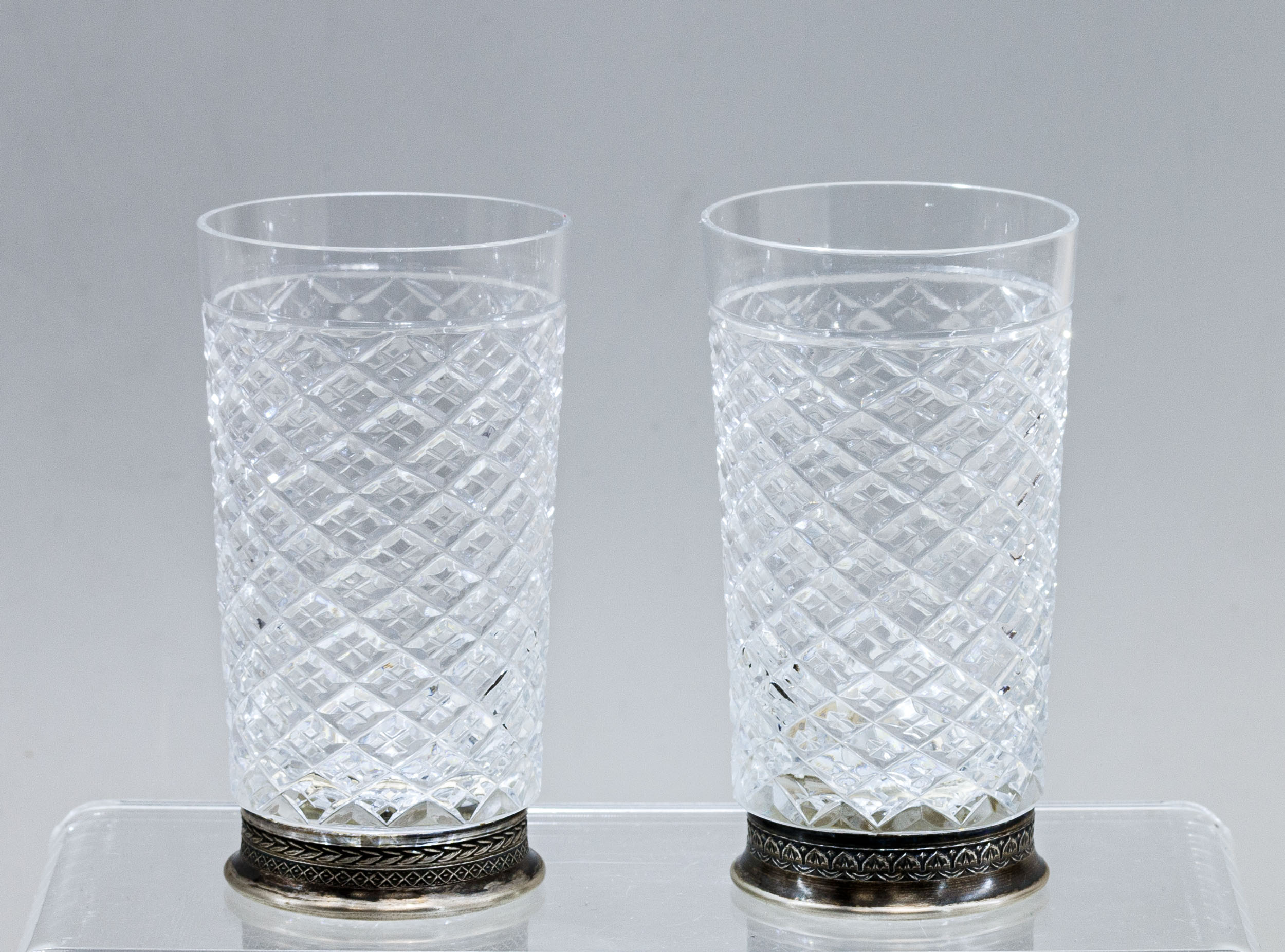 Два хрустальных стакана на серебряных основаниях.