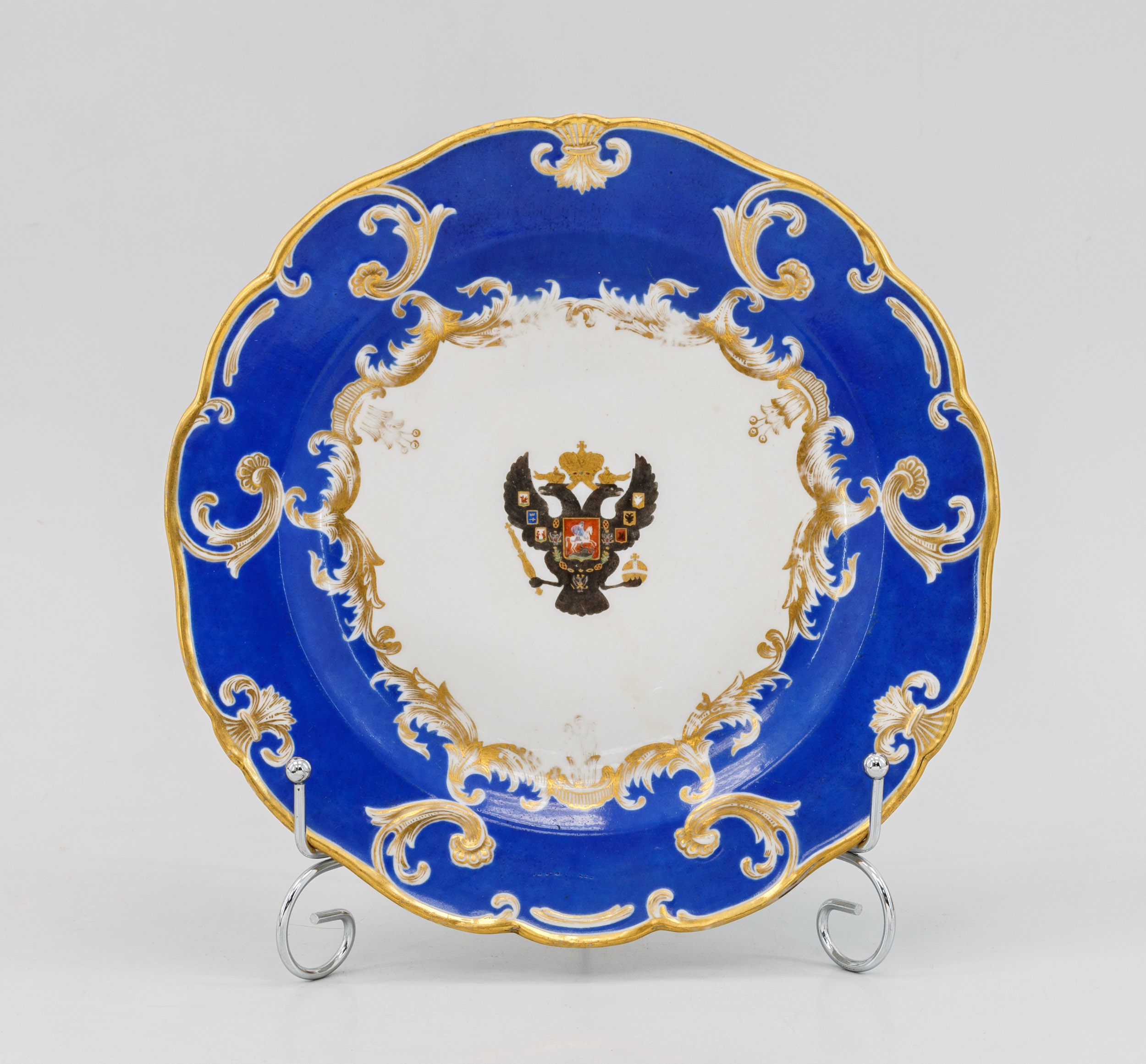 Тарелка с изображением герба Царскосельского дворца