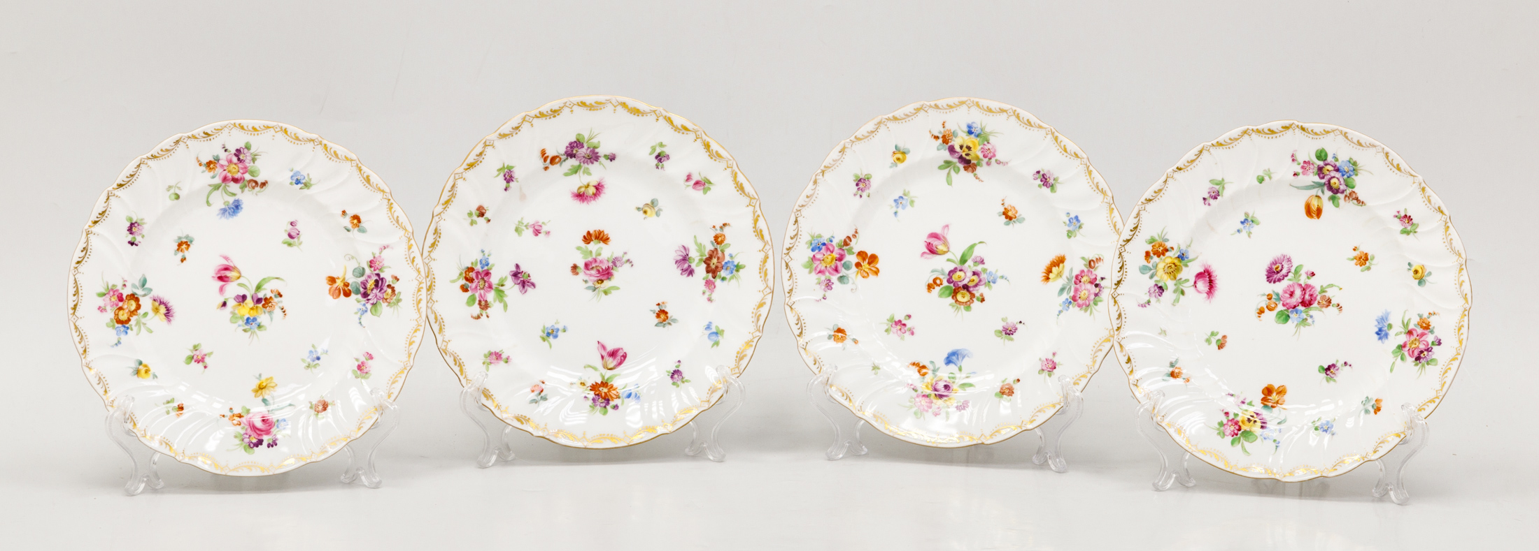 Тарелки десертные с цветочной росписью