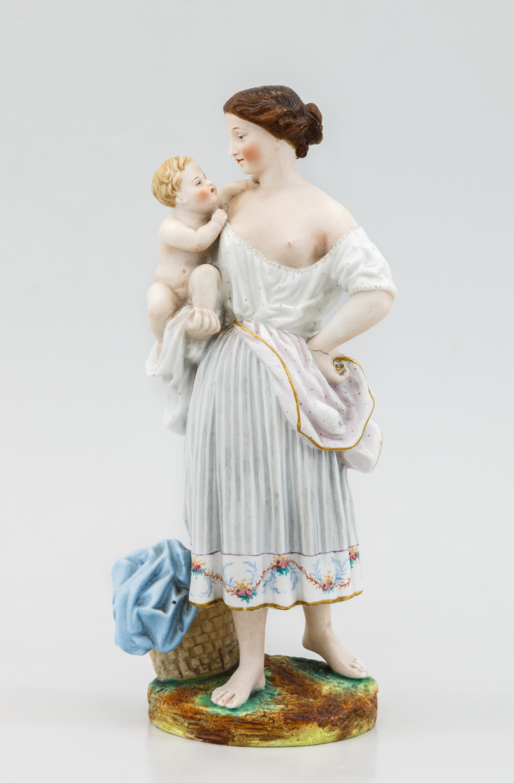 Скульптура «Женщина с ребенком на руках»