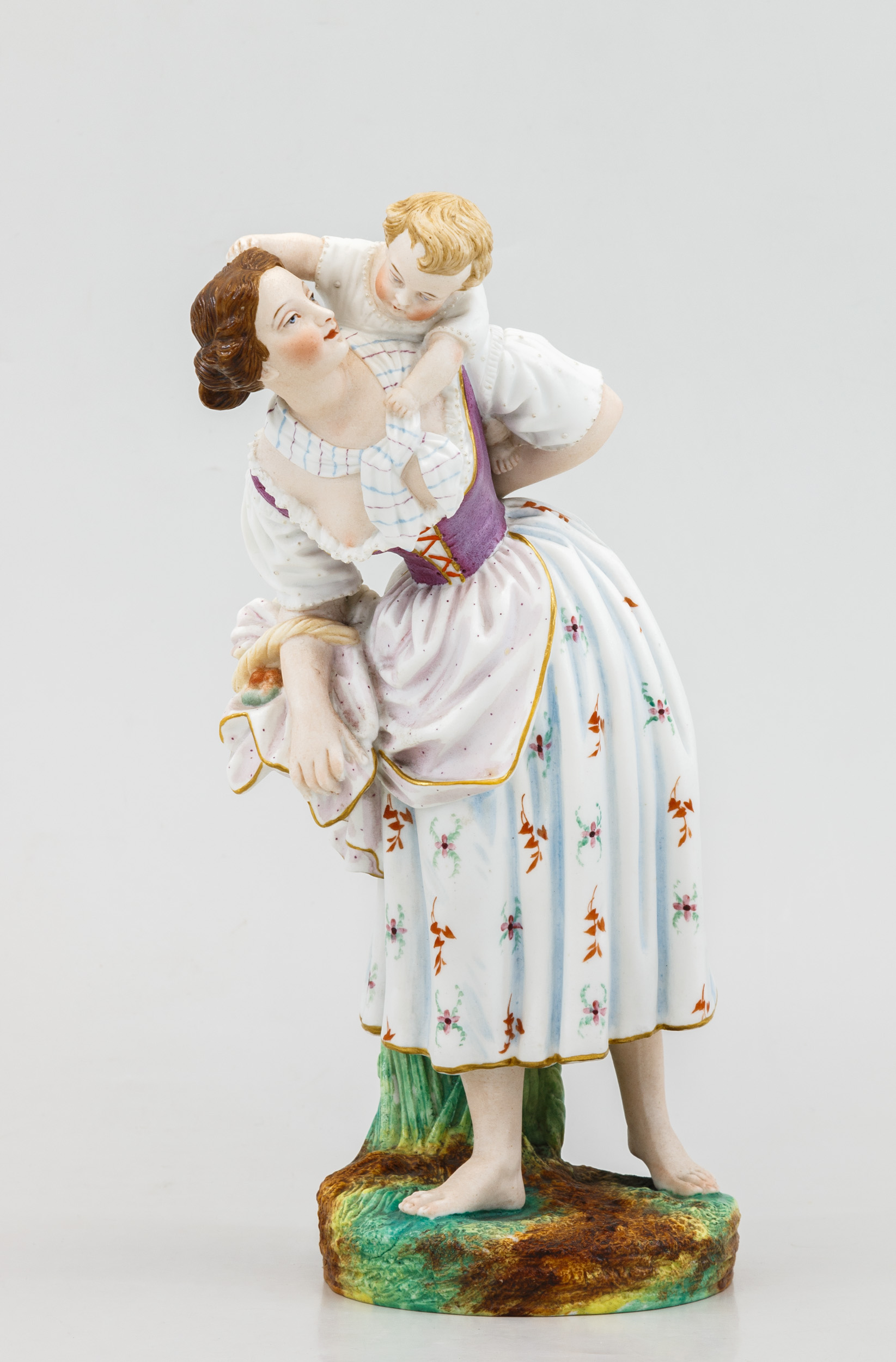 Скульптура «Женщина с корзиной в руках и ребенком»