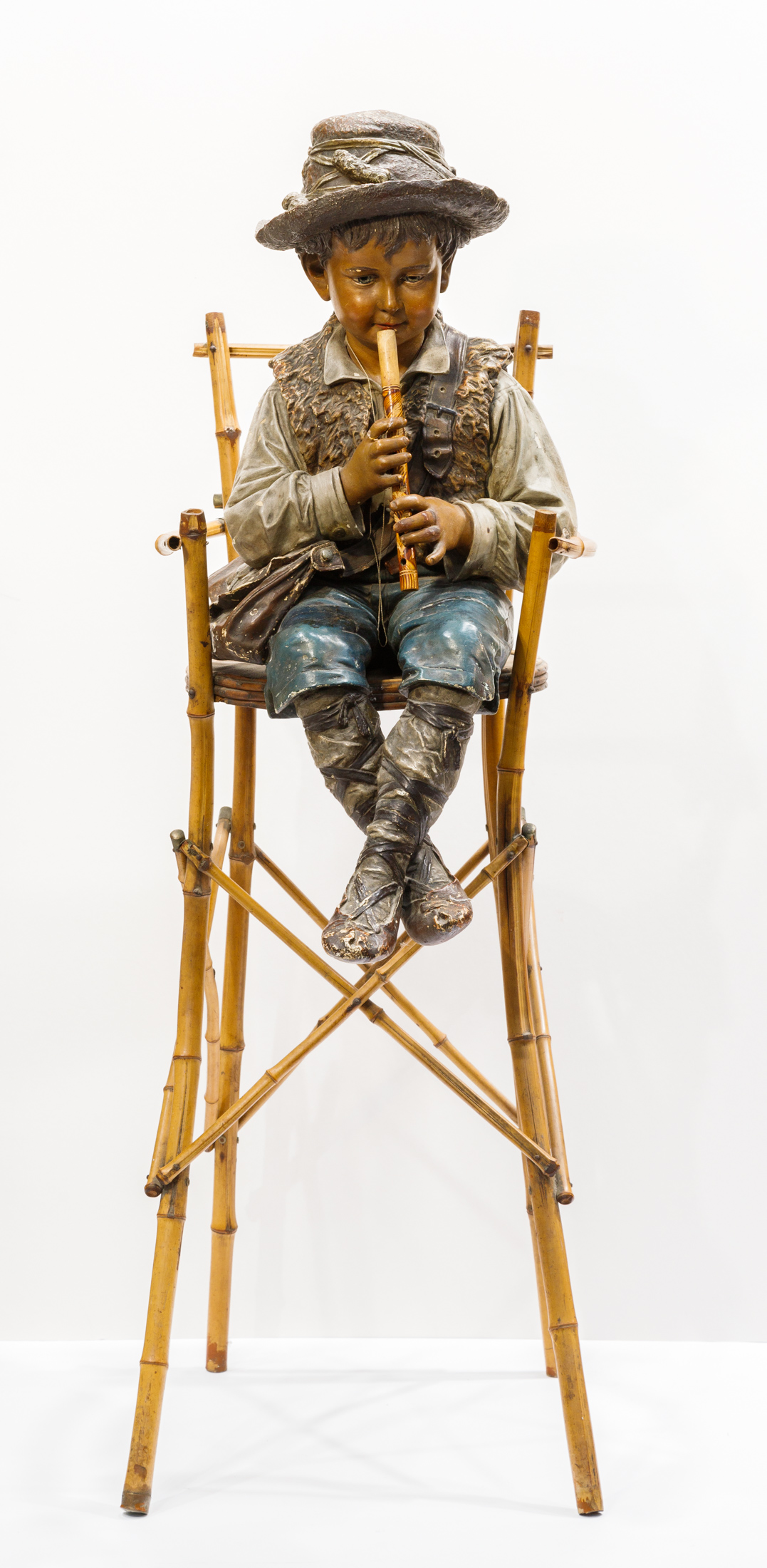 Скульптура «Альпийский пастушок» («Мальчик, сидящий на стуле»)