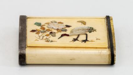 Шкатулка из кости, украшенная композицией с журавлем