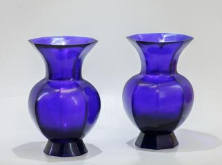 Две вазы кобальтового стекла