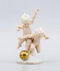 Скульптура "Путти с золотым шаром"