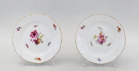 Парные тарелки с цветочной росписью и рельефным бортом