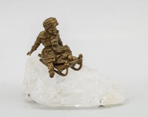Скульптура «Мальчик на санках»