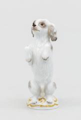 Скульптура собачки, стоящей на задних лапах.
