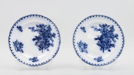 Две тарелки с кобальтовым рисунком.
