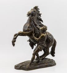 Скульптура "Конь, обуздываемый грумом" ("Конь Марли")
