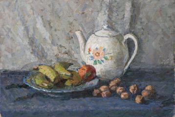 Натюрморт с белым чайником и орехами