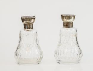 Два парфюмерных флакона с крышками из черепахового панцыря