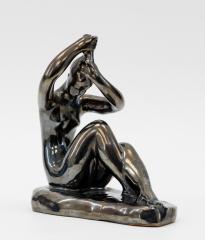 Скульптура «Девушка, отжимающая волосы»