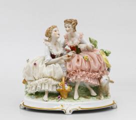 Скульптурная композиция «Две дамы и овечка».