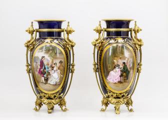 Парные фарфоровые вазы с изображением букетов цветов и галантных сцен в бронзовой оправе «эпоха Наполеона III»
