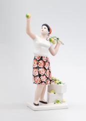 Скульптура "Сборщица яблок ( Женщина, собирающая яблоки)"