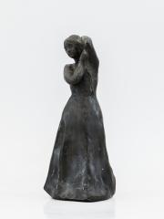 Скульптура «Девушка, заплетающая косу»