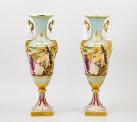 Парные вазы с ручками в виде сфинксов и росписями на сюжет «Наказание амура» и «Туалет Венеры»