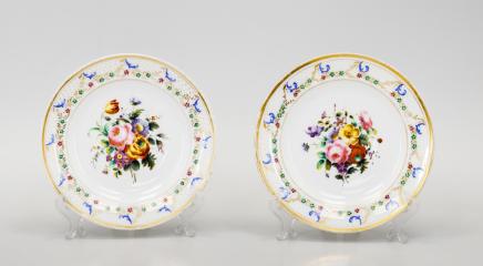 Две тарелки с изображением букетов на зеркале