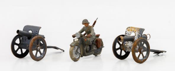 Солдатики. Два противотанковых орудия и фигурка мотоциклиста.