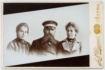 Фотография неизвестного офицера речного пароходства с семьей.
