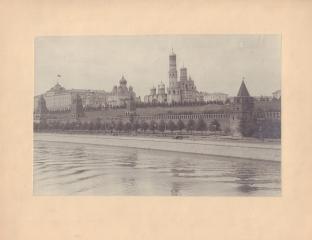 Фотография с видом на соборы Московского Кремля со стороны Москва-реки